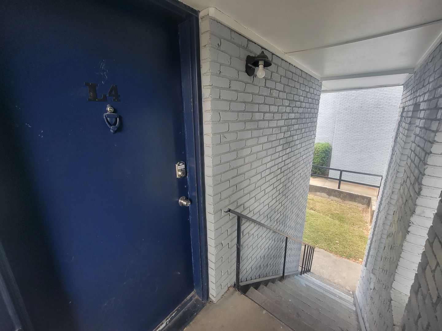 Mississippi Apartment: 225 West McDowell Rd