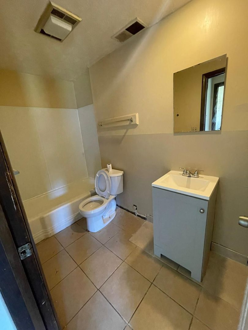 Akron Apartment: Thurston St