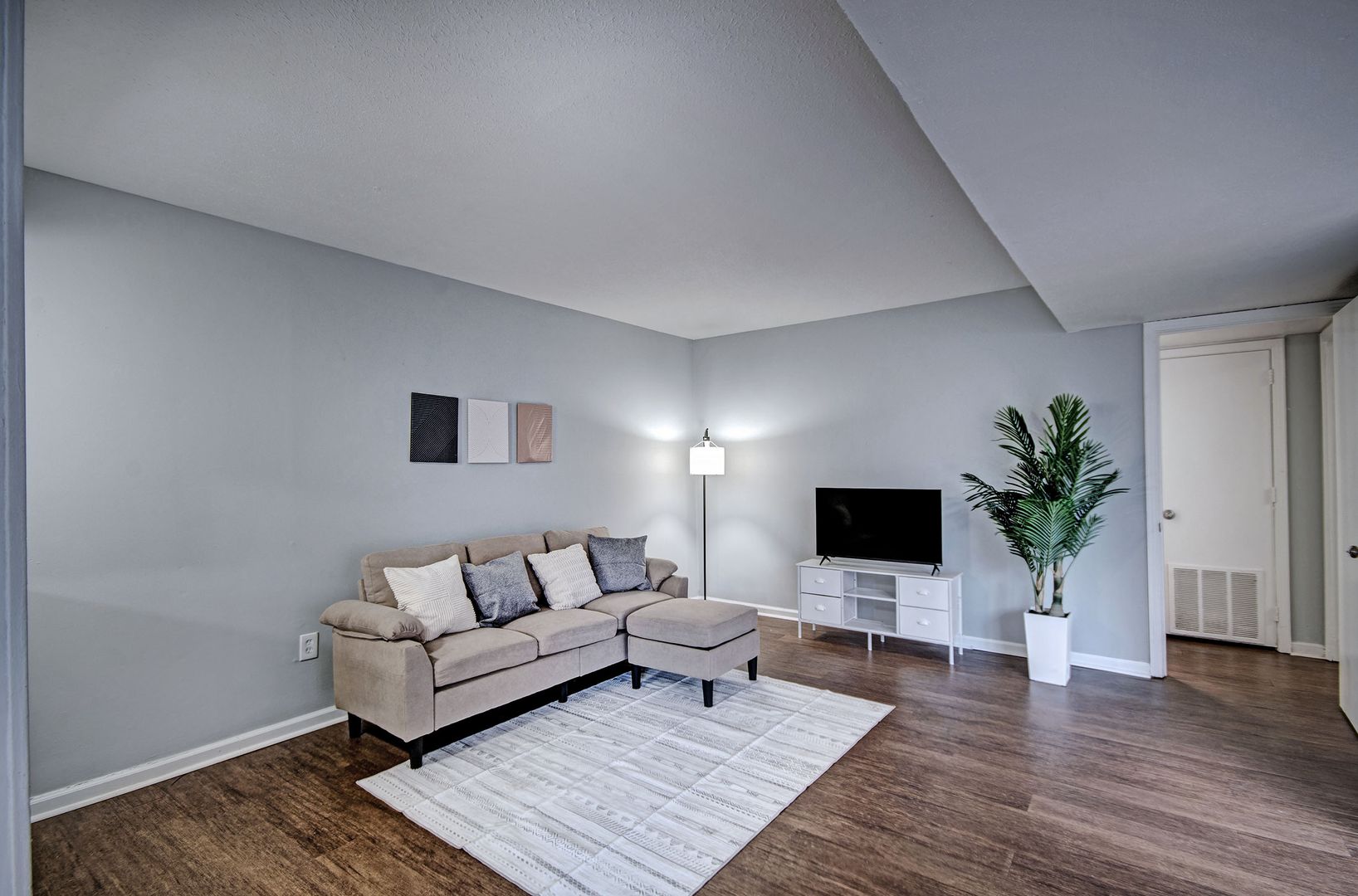 Mississippi Apartment: 225 West McDowell Rd