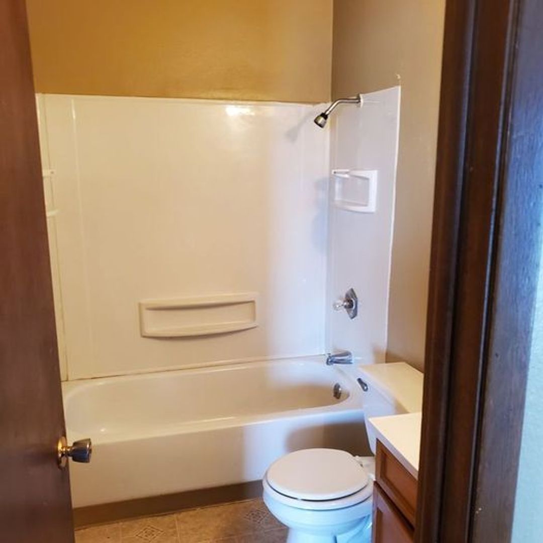Indianola Apartment: 300 S J st