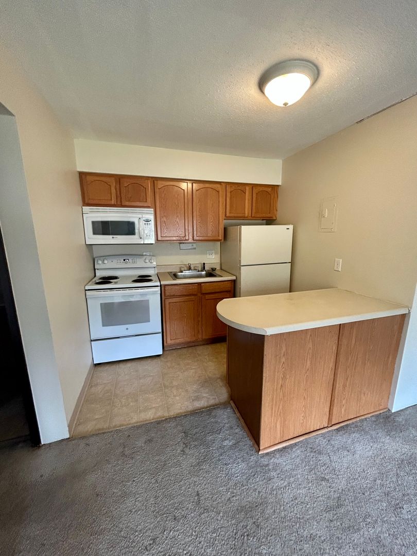 Norwalk Apartment: 614 Knoll Dr