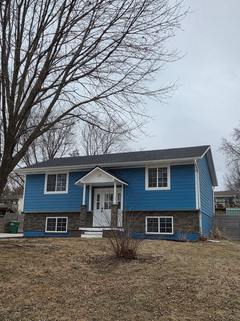 Norwalk House: 215 Knoll Dr