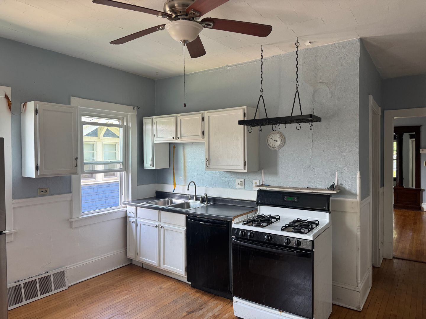 Milwaukee Apartment: 3069 - 3071 S Wentworth Ave