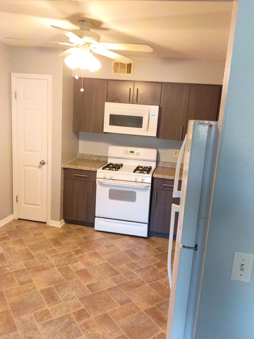 Milwaukee Apartment: 4800 W Hampton Ave