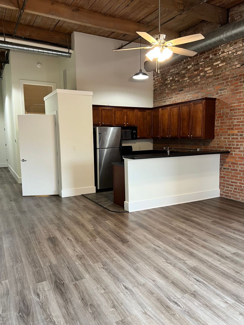 Peoria Apartment: 311 SW Water Street