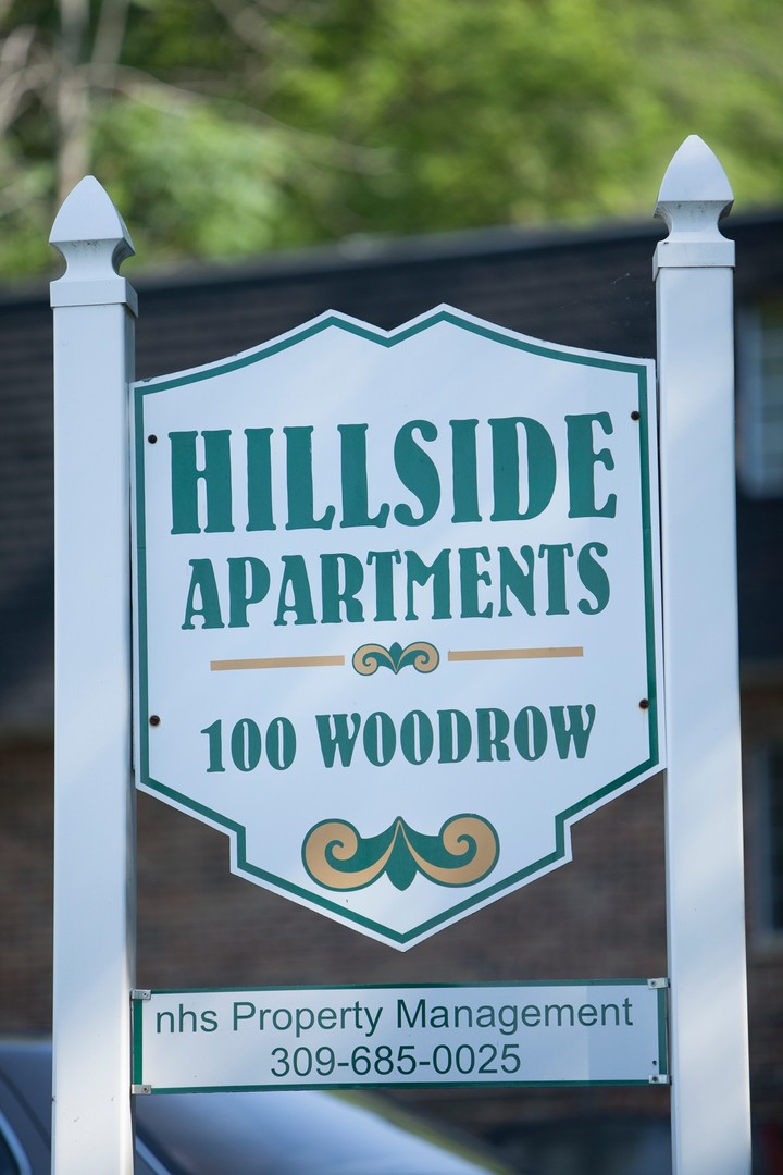 East Peoria Apartment: 100 Woodrow