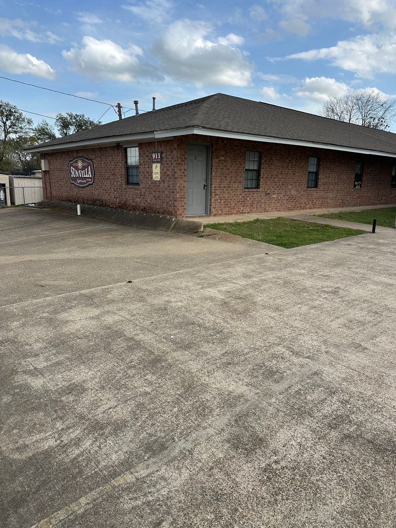 Mount Pleasant Apartment: 911 W. 16th Apt.