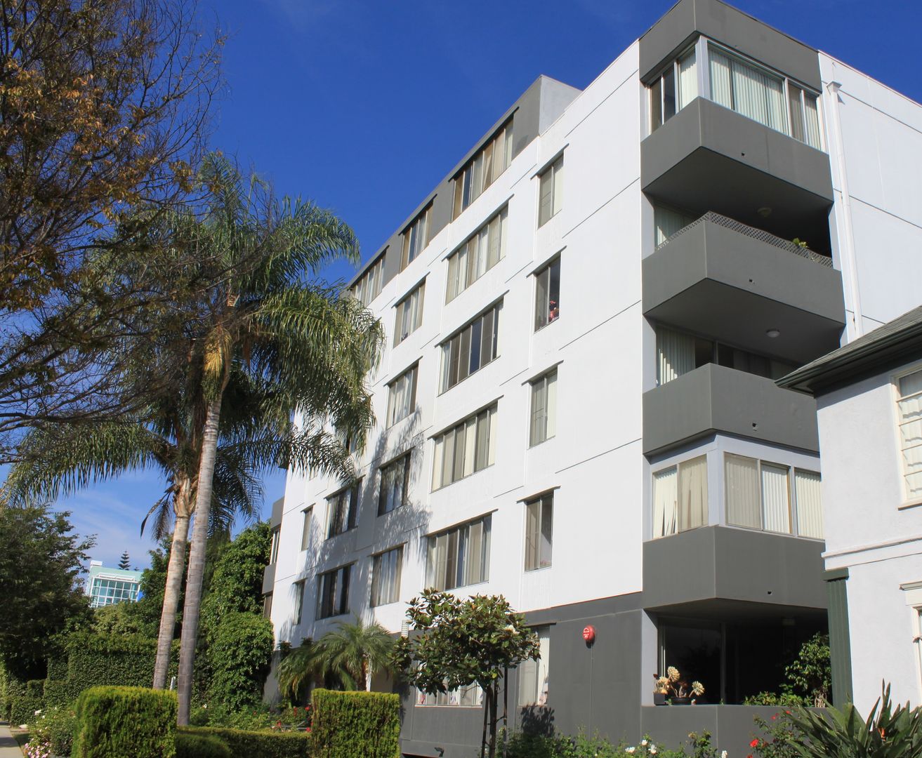 Beverly Hills Apartment: 468 S. Roxbury Drive