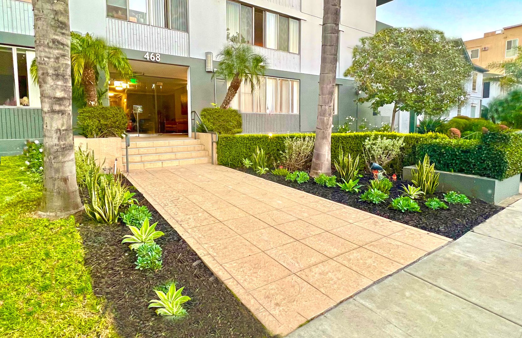 Beverly Hills Apartment: 468 S. Roxbury Drive