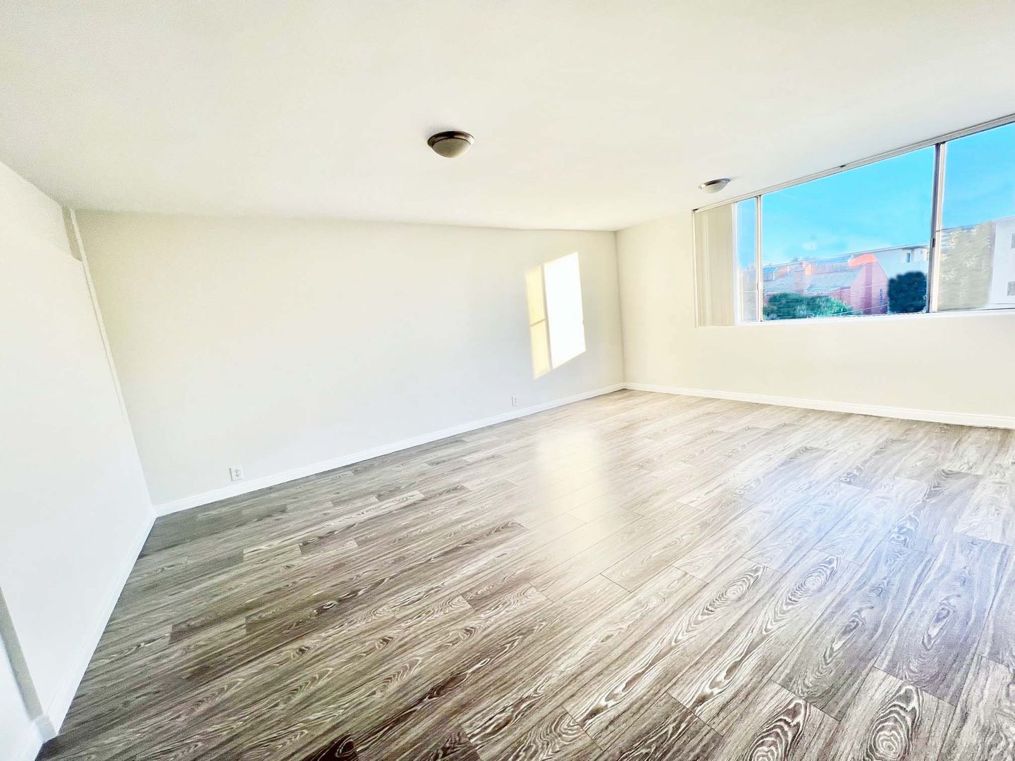 Beverly Hills Apartment: 468 S. Roxbury Drive