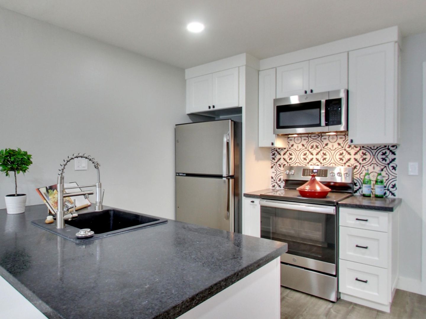 OAKLAND Apartment: 41 MOSS AVENUE