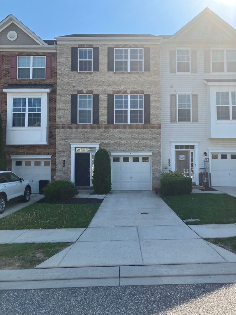 Middle River House: 1006 Windlass Glen Rd
