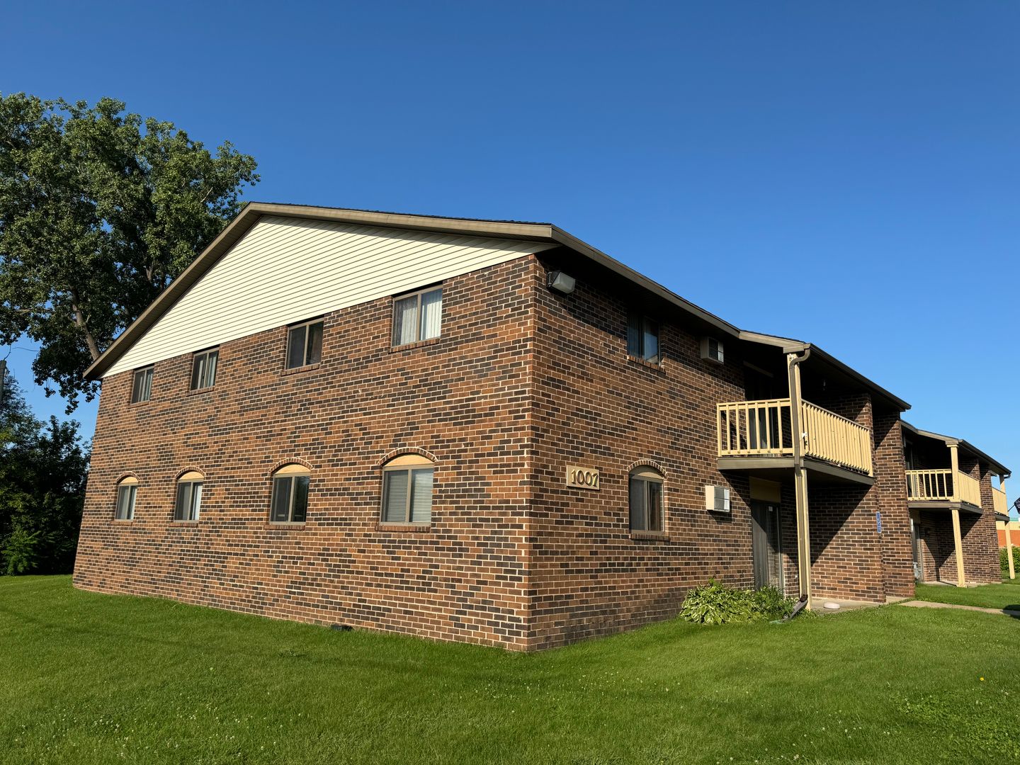 Neenah Apartment: 1007 S. Lake Street