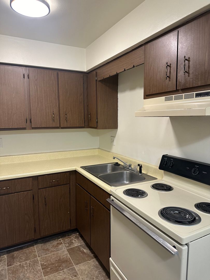 Appleton Apartment: 2620 N Mason Street