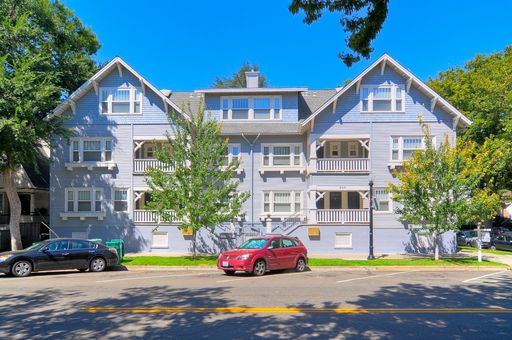 DOWNTOWN/MIDTOWN - HUGE 3 Bedroom Townhouse- 600 11th Street #3 – photo 1