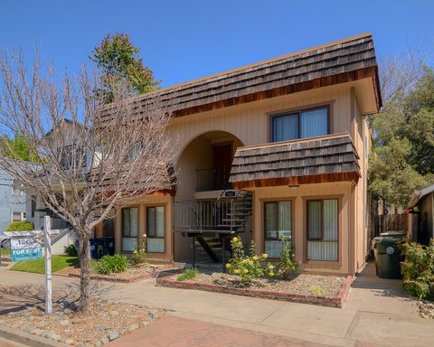 MIDTOWN / SUTTER PARK Two Bed w/ Balcony & Free Laundry! 1525 27th Street #04 – photo 1