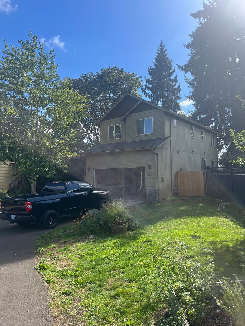 Eugene House: 3337 Peregrine