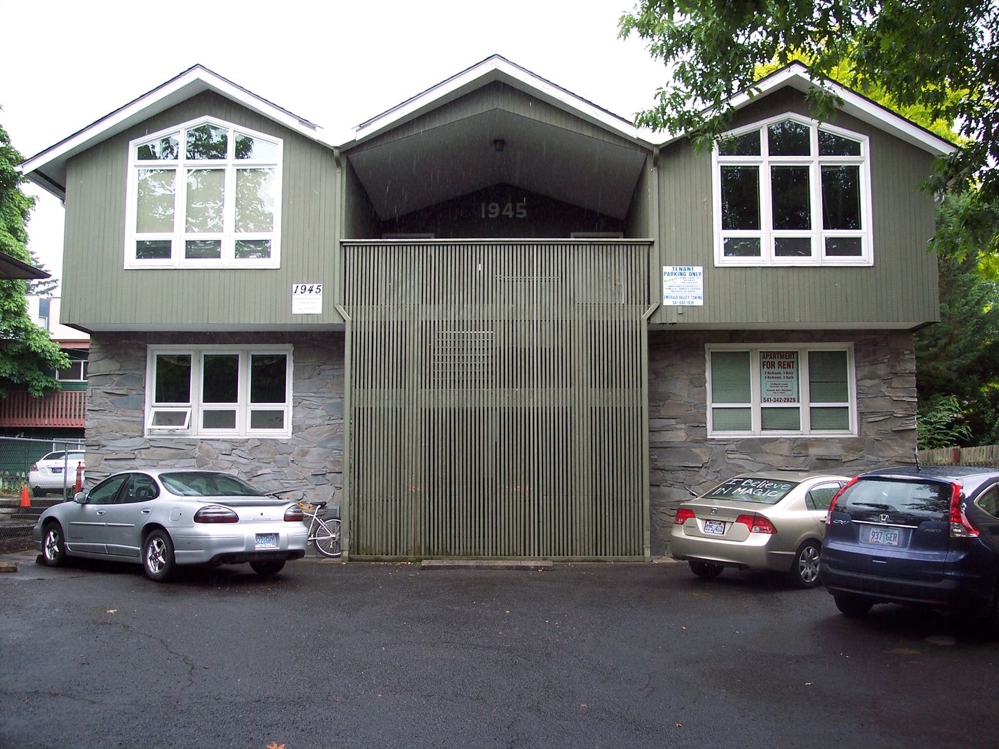 Eugene Apartment: 1945 Kincaid St.