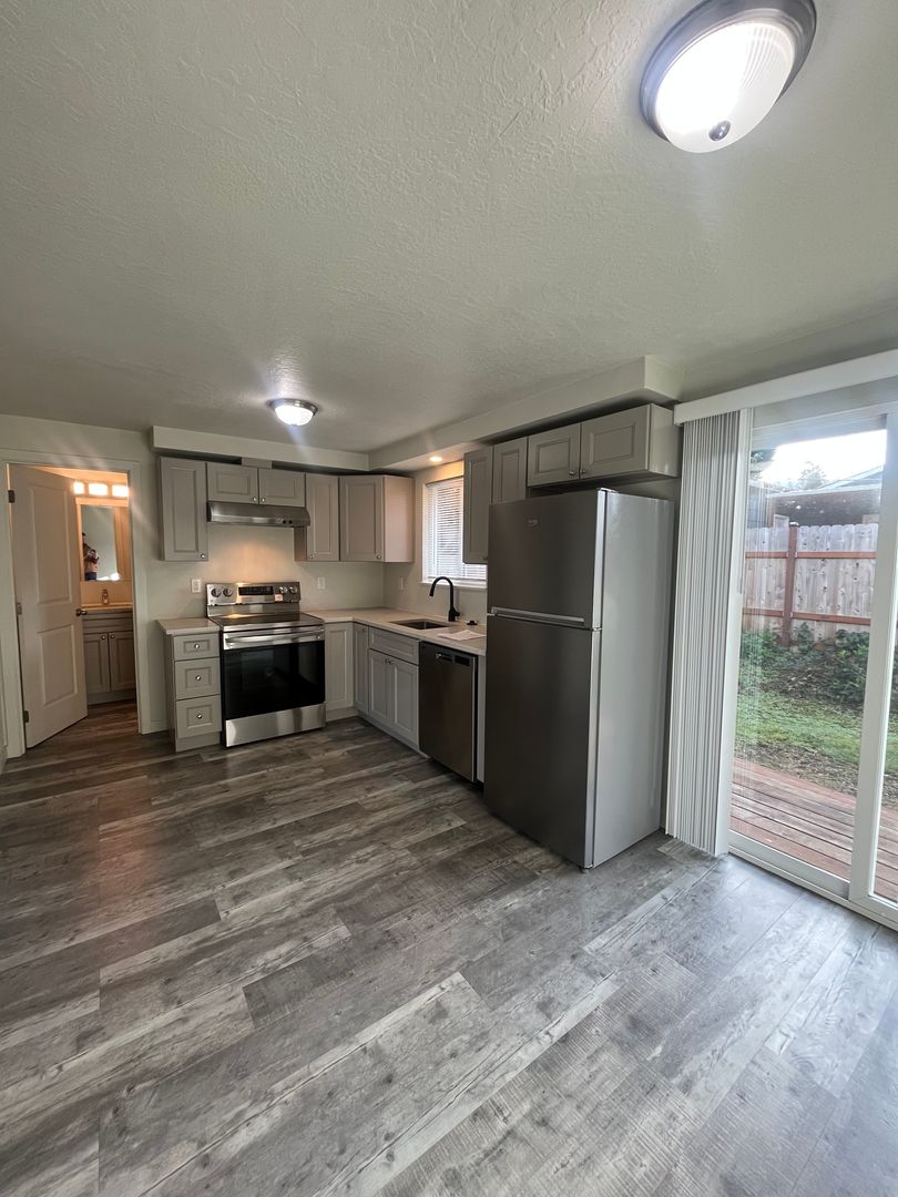 Cottage Grove House: 1255 East VanBuren  Ave  #4