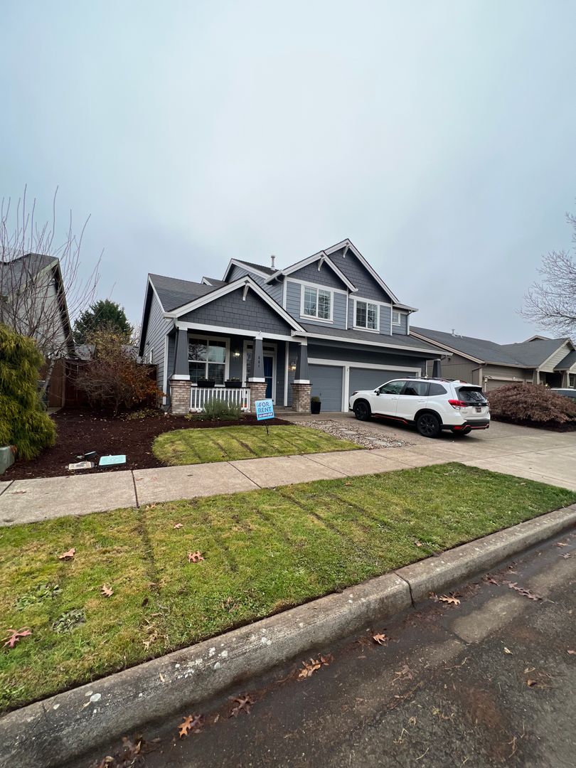 Eugene House: 881 Throne Dr.