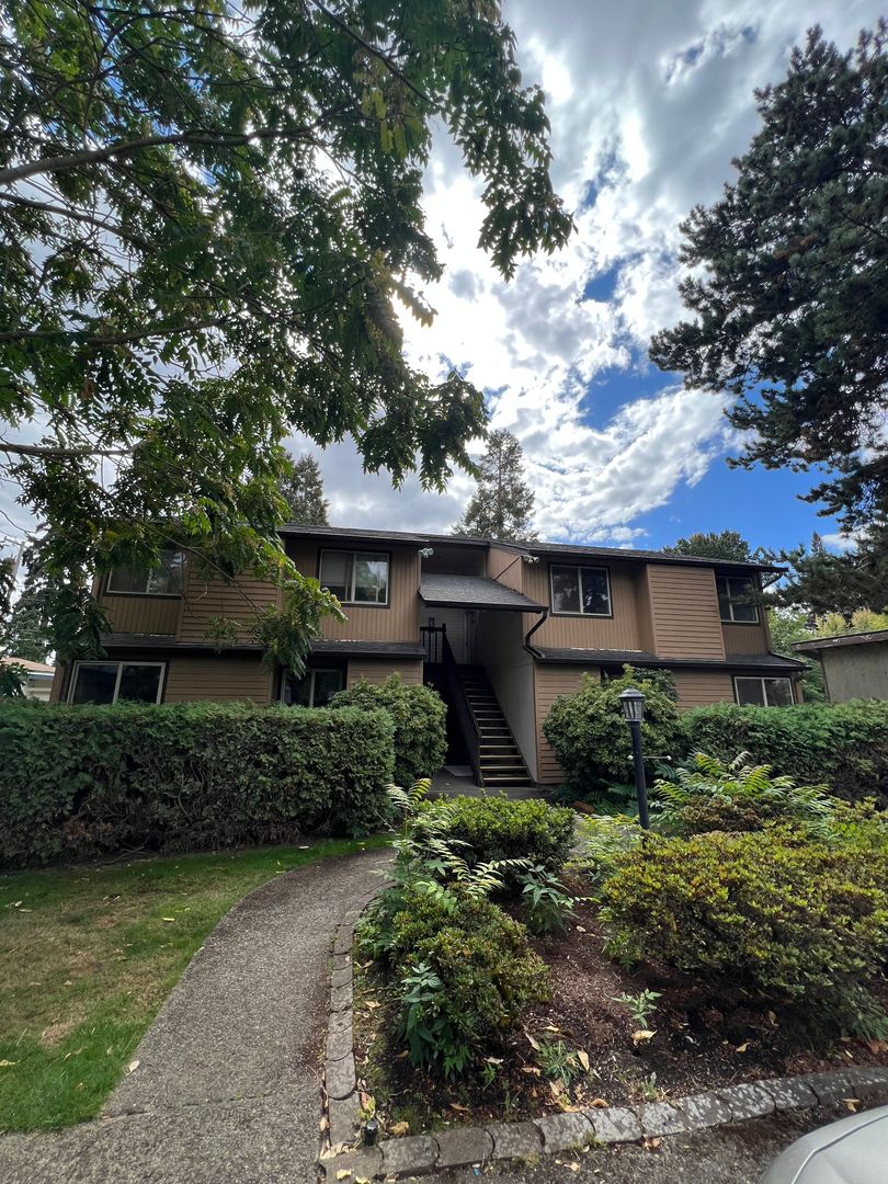Eugene Apartment: 850 W 12th Ave