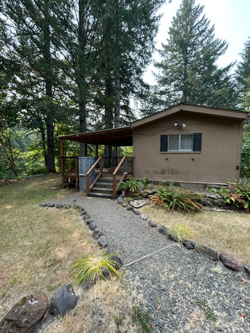Marcola House: 93089 Marcola Rd