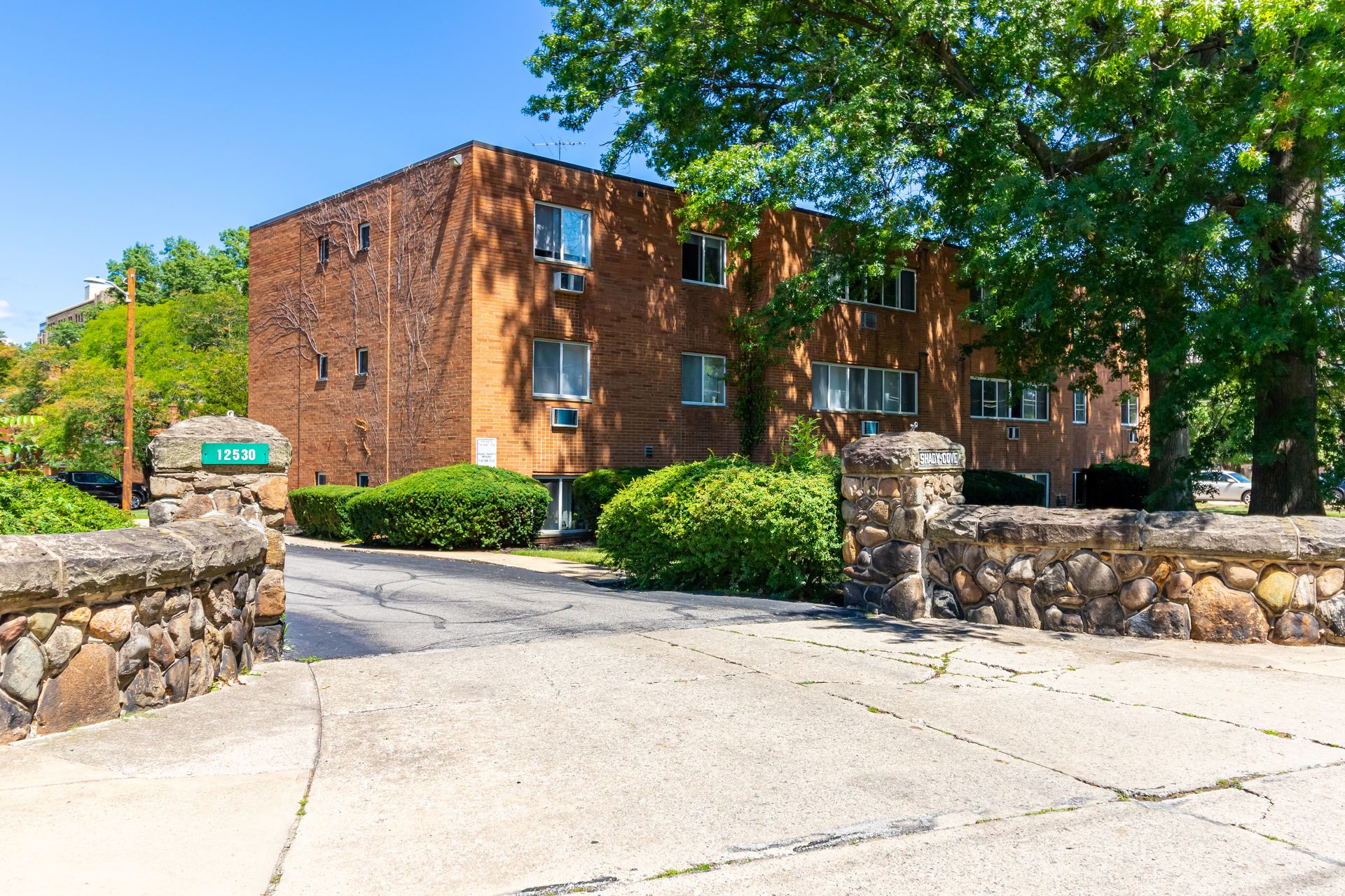 Lakewood Apartment: 12530 Lake Avenue