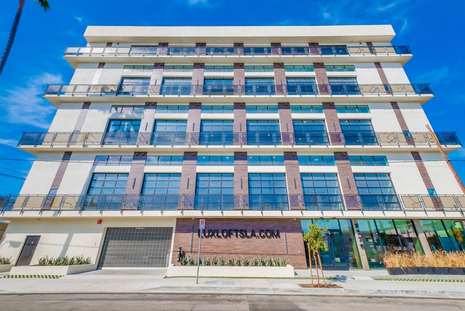 Los Angeles Apartment: 3279 W San Marino St