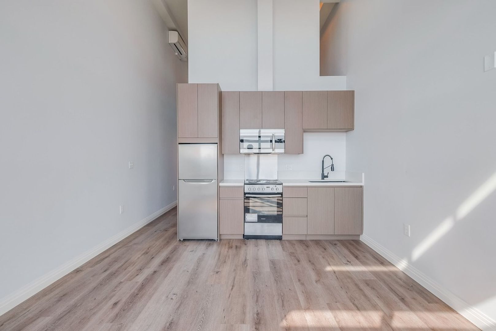 Los Angeles Apartment: 3279 W San Marino St