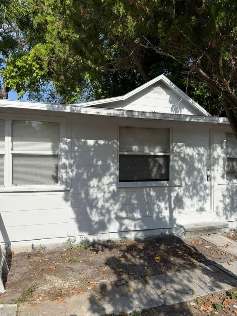 St Petersburg House: 1628 43rd St. S.