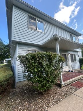 2 bed, 1 bath Townhouse – photo 1