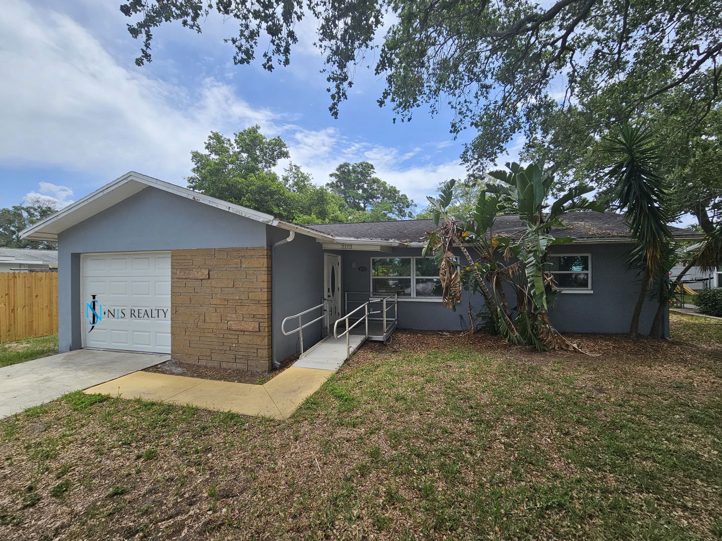 Largo House: 2173 Gladys St