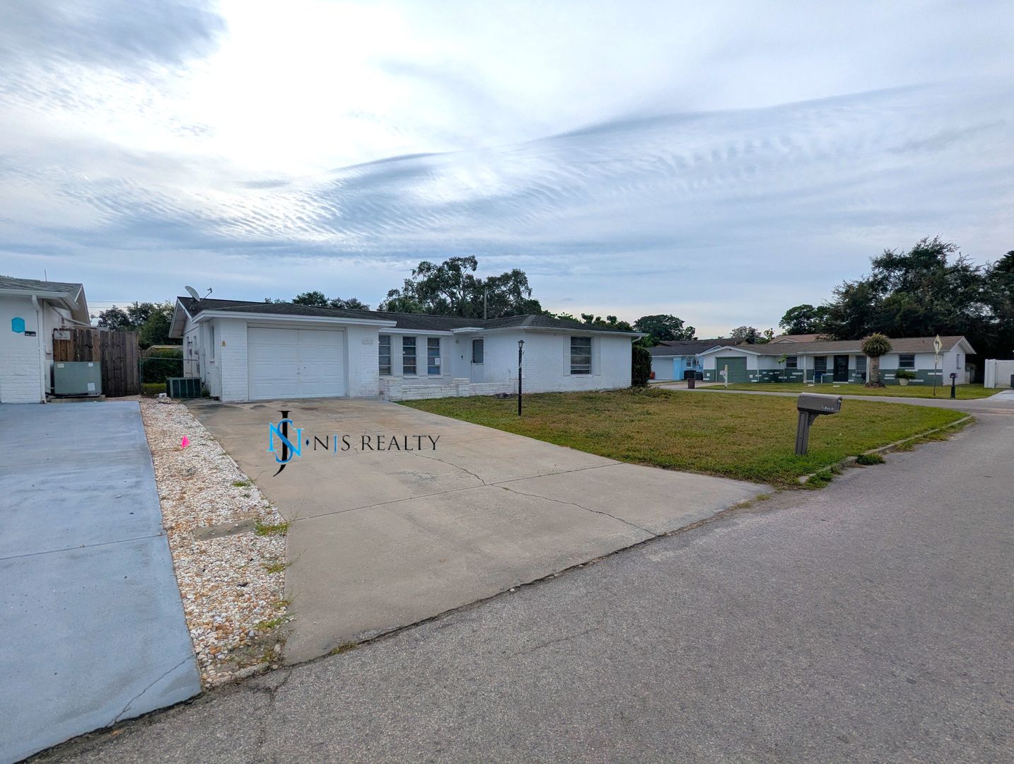 Port Richey House: 11110 White Oak Ln