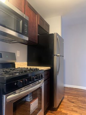 SPACIOUS 1 BED APARTMENT LOCATED STEPS AWAY FROM BUS STOP 20 MIN OUTSIDE OF NYC
