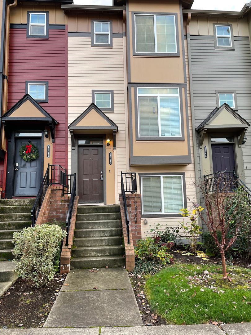 Beaverton Townhome: 17042 SW Berkeley Ln