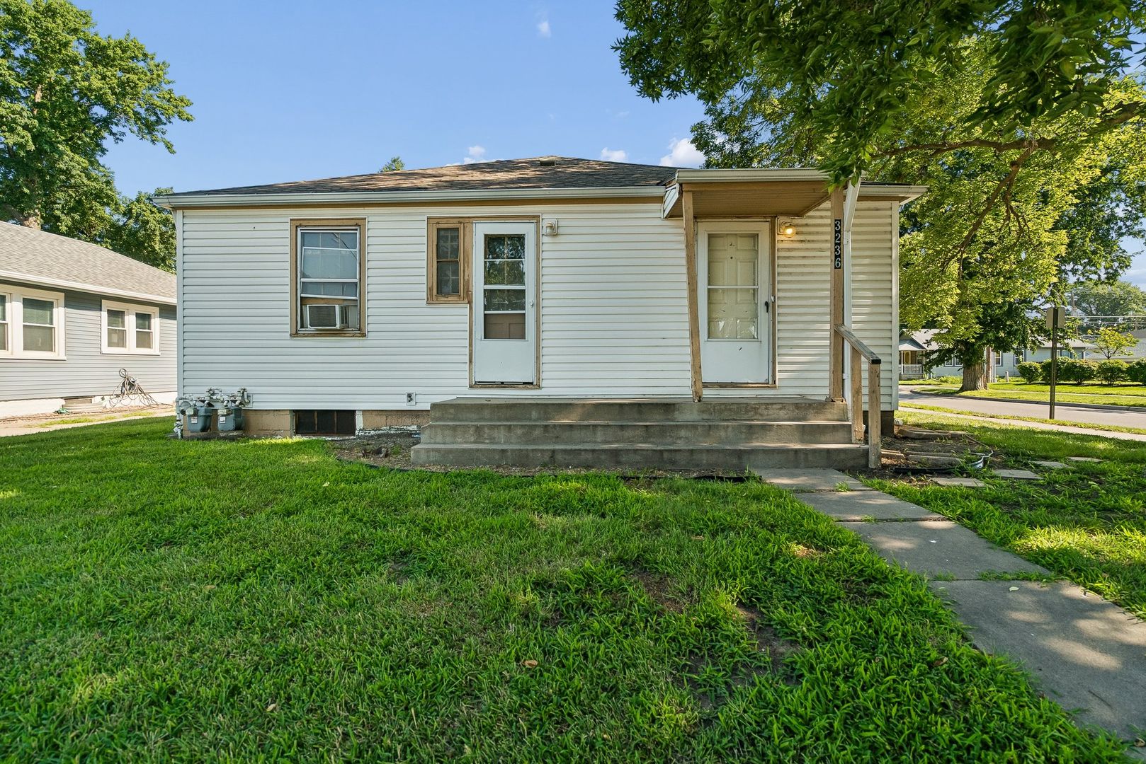 Lincoln Apartment: 3236 A St