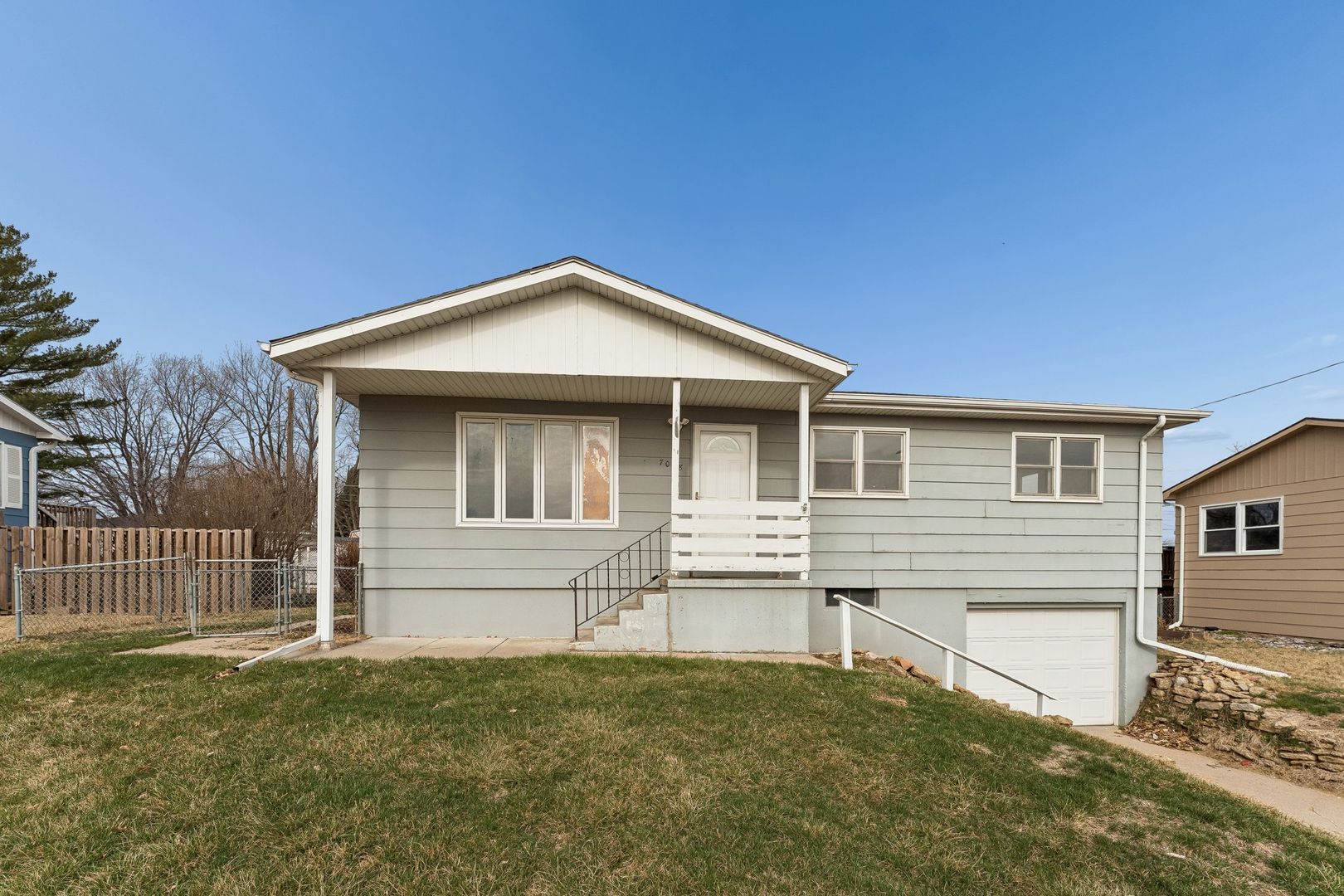 La Vista House: 7008 S 78th St