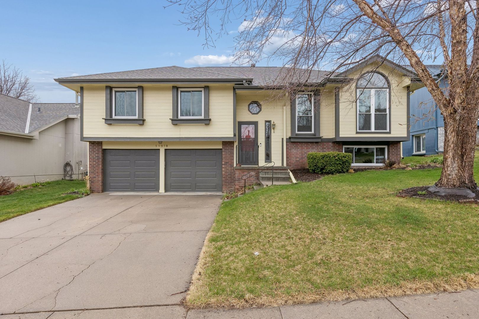 Omaha House: 16910 Holmes Circle