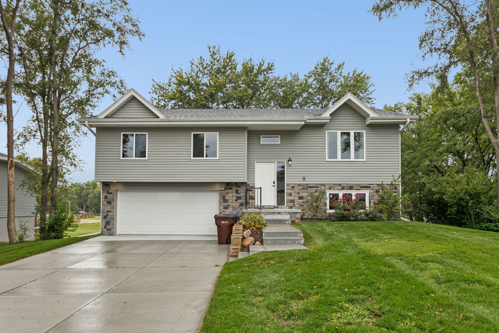 Bellevue House: 7402 S 53rd St