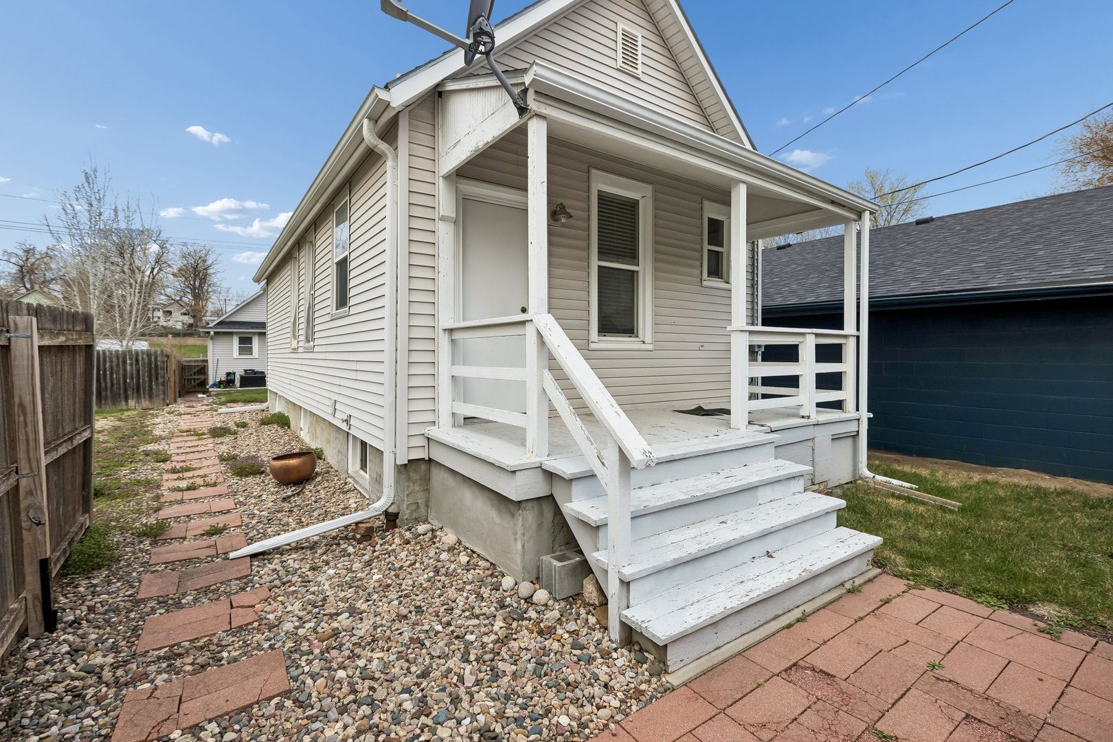 Omaha House: 1233 1/2 S 14th St