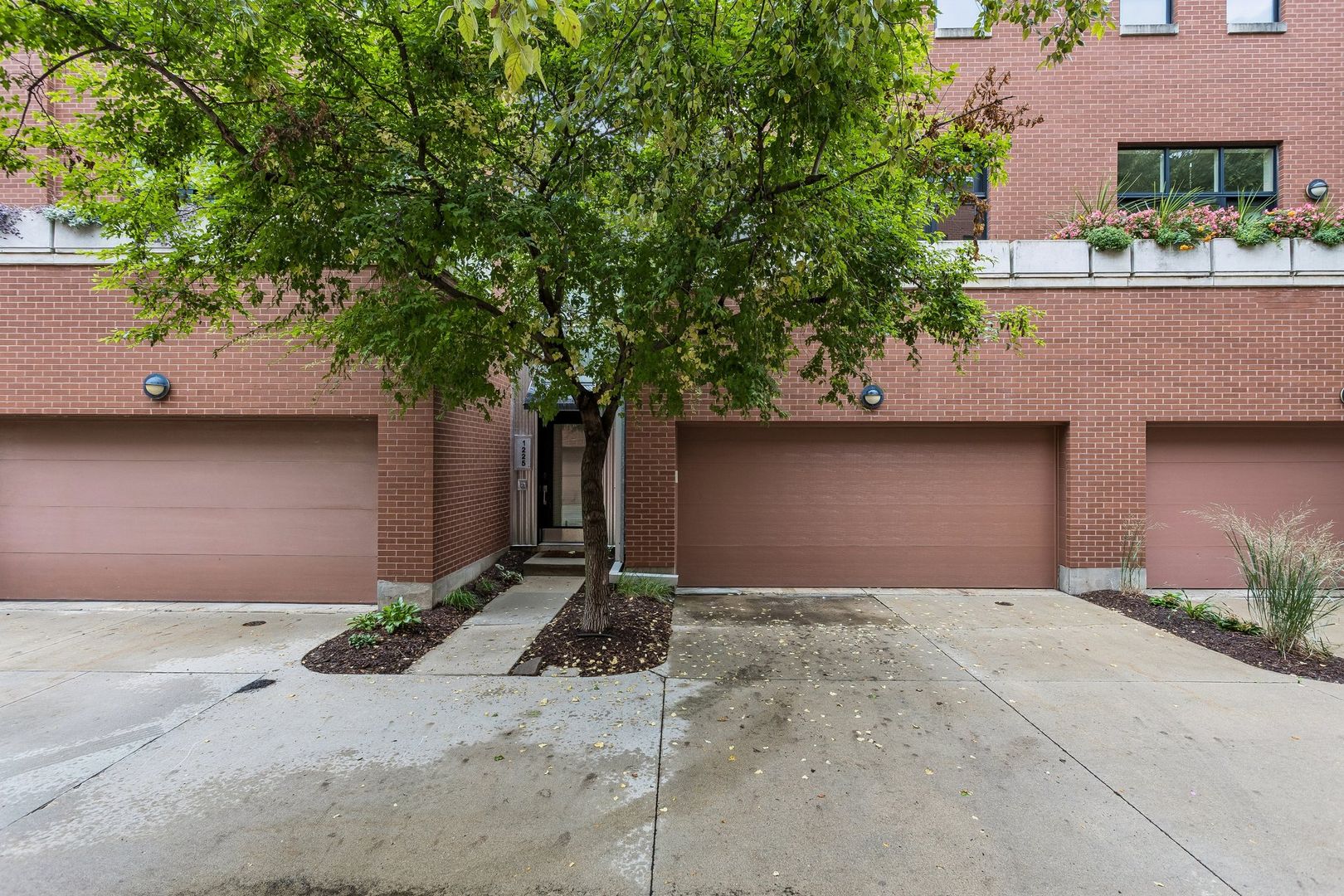 Omaha House: 1225 Leavenworth Plz