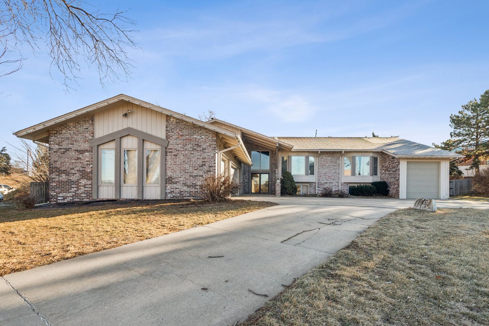 Omaha House: 215 S 132nd St