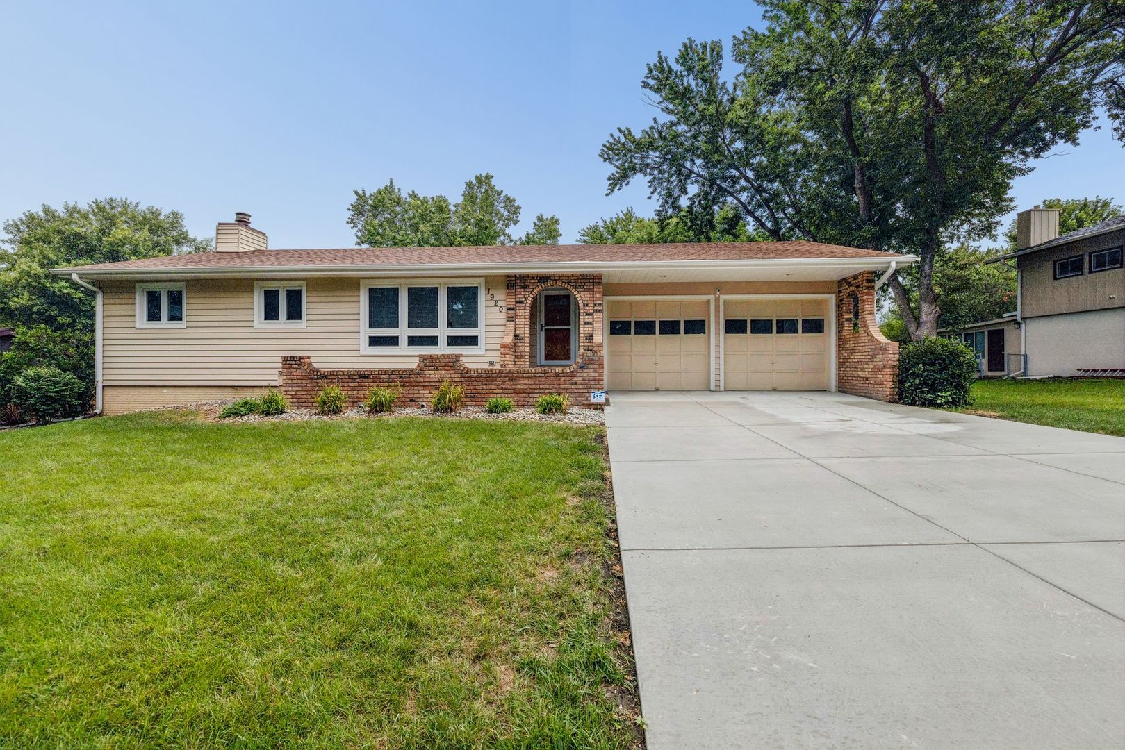 Lincoln House: 1920 Oakdale Ave