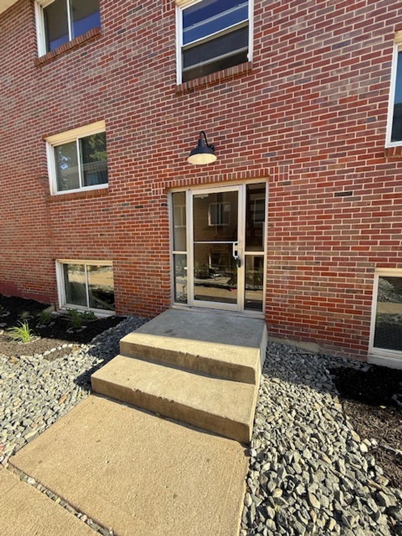 Omaha Apartment: 1330 S 30th Ave