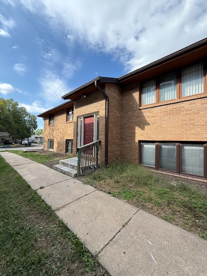 Lincoln Apartment: 2408 S 10th St