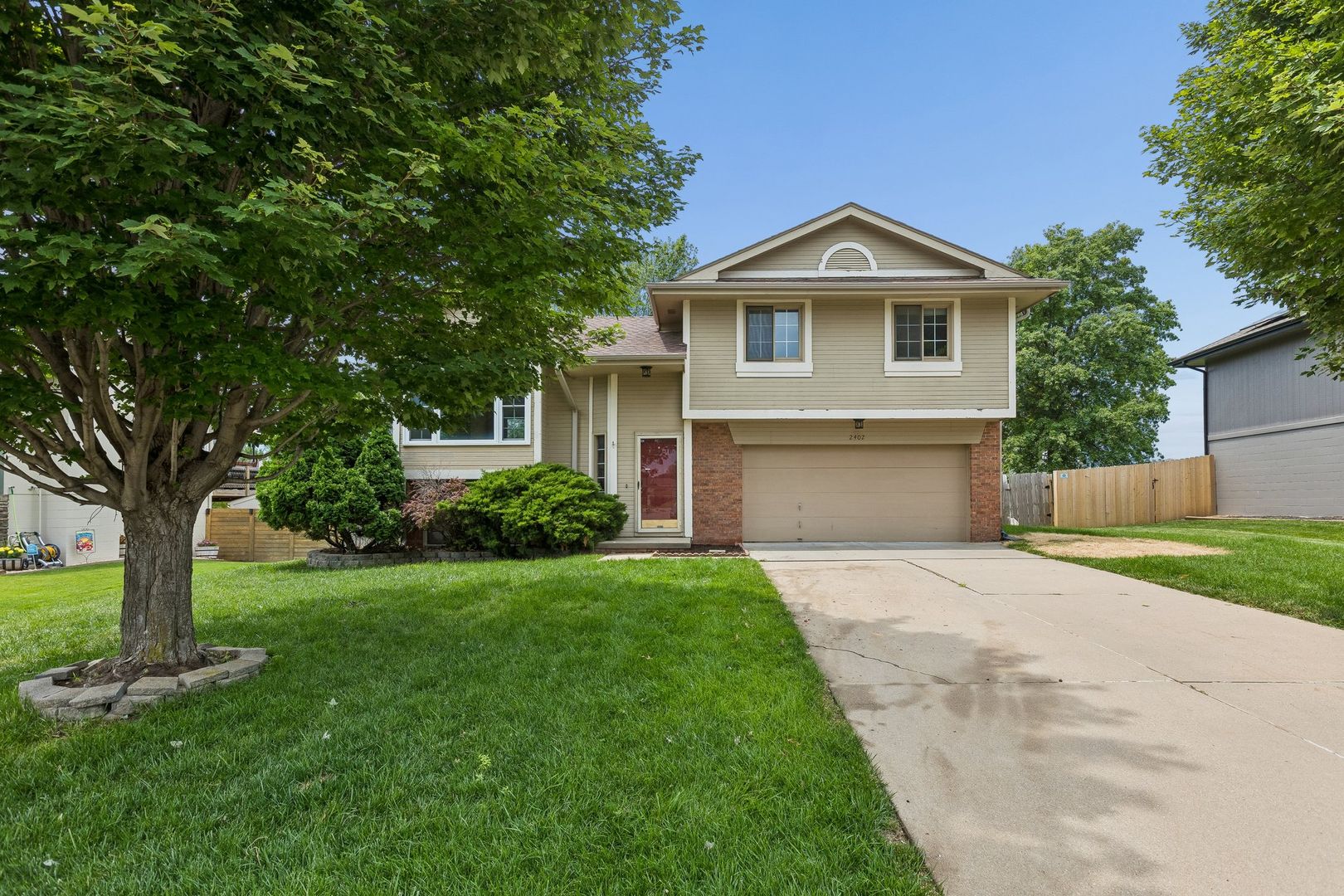 Papillion House: 2402 King Dr
