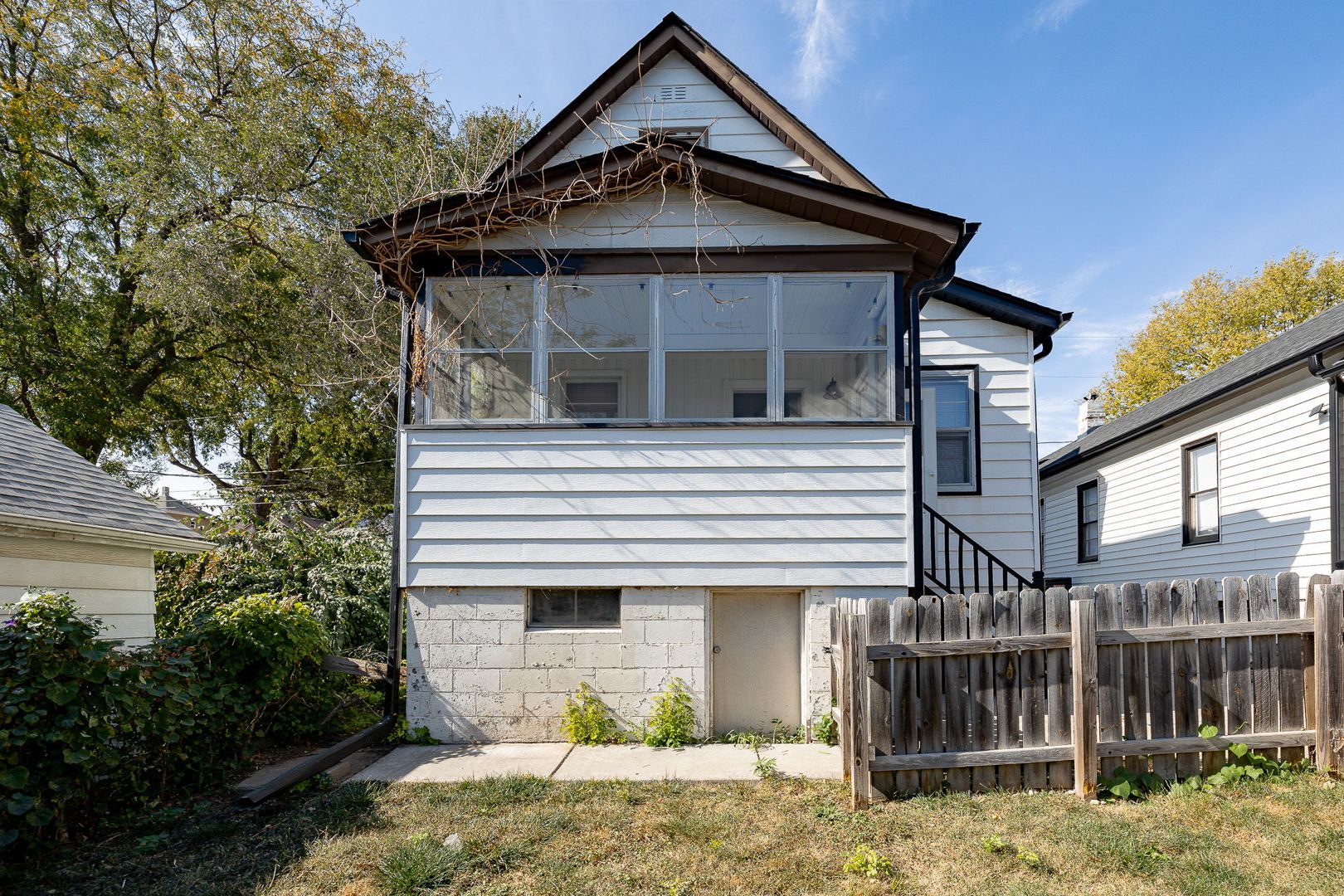 Omaha House: 1910 1/2 S 8th St
