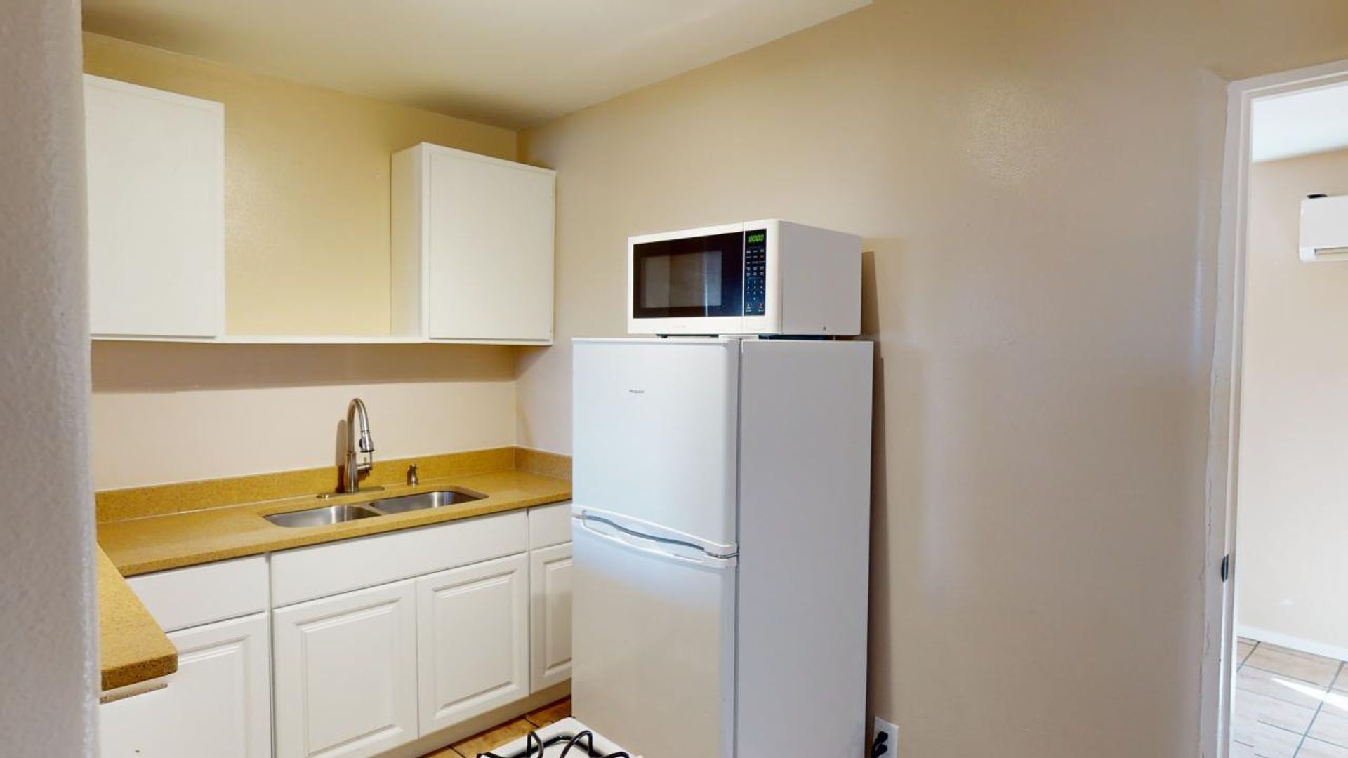 Centrally located 1BR apartment. Utilities included. 5 of 11