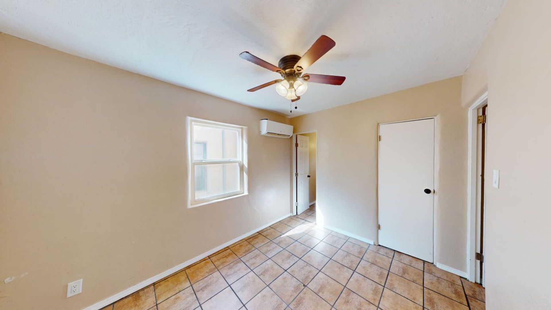 Centrally located 1BR apartment. Utilities included. 6 of 11