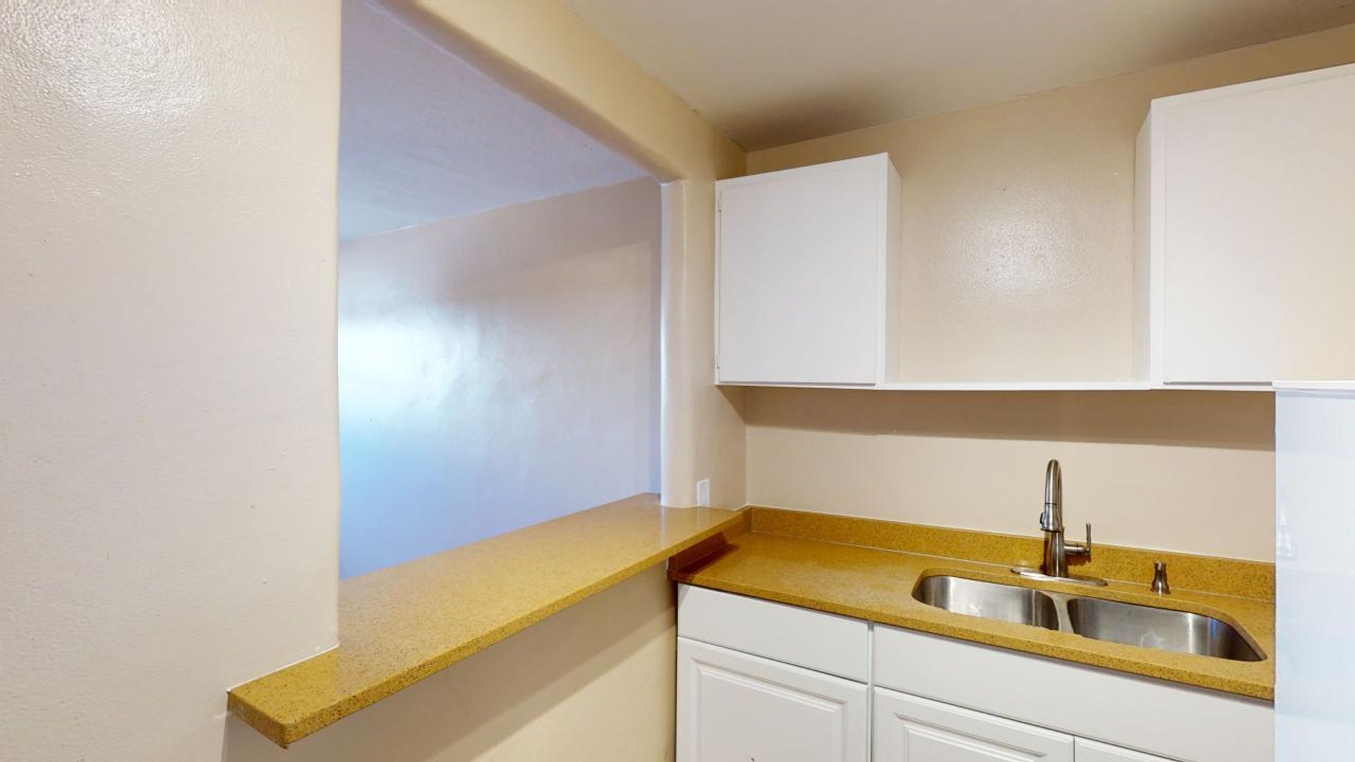 Centrally located 1BR apartment. Utilities included. 8 of 11